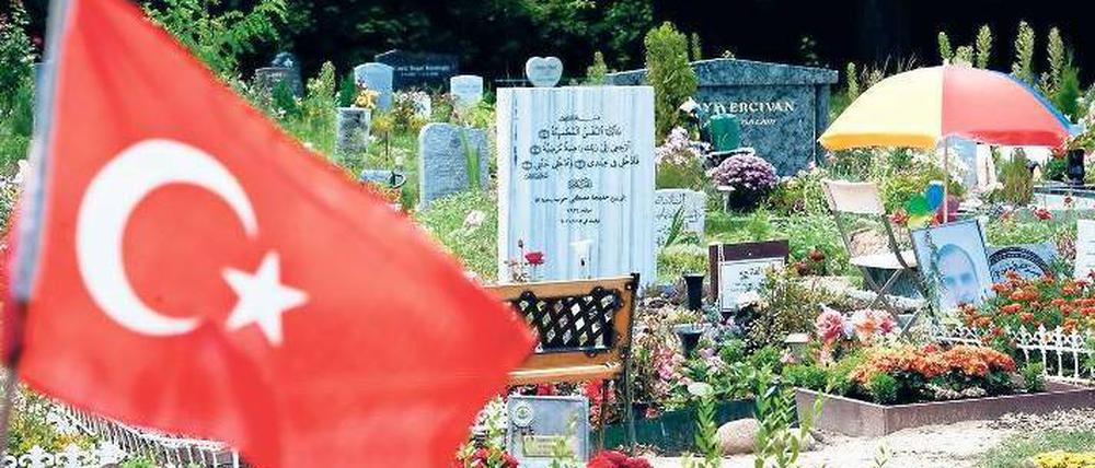 Kein Platz mehr. Der Mitte des 19. Jahrhunderts begründete islamische Friedhof am Columbiadamm ist das bevorzugte zentrale Gräberfeld der Berliner Muslime. 1963 wurde es erstmals erweitert, damals in Richtung des benachbarten Garnisonfriedhofes. In den vergangenen Jahren wurden am Columbiadamm jeweils rund 200 Muslime beerdigt. Foto: dpa