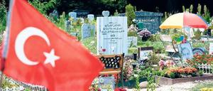 Kein Platz mehr. Der Mitte des 19. Jahrhunderts begründete islamische Friedhof am Columbiadamm ist das bevorzugte zentrale Gräberfeld der Berliner Muslime. 1963 wurde es erstmals erweitert, damals in Richtung des benachbarten Garnisonfriedhofes. In den vergangenen Jahren wurden am Columbiadamm jeweils rund 200 Muslime beerdigt. Foto: dpa
