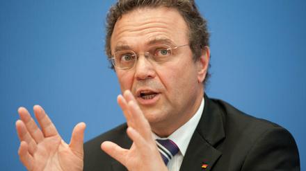Innenminister Friedrich will auf der einen Seite den Bundesverfassungsschutz stärken und auf der anderen die Rechte der Landesämter beschränken.