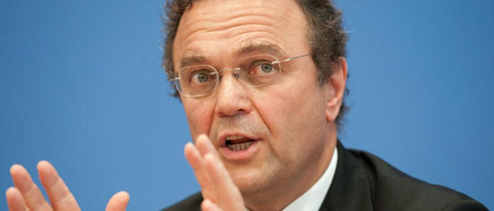 Innenminister Friedrich will auf der einen Seite den Bundesverfassungsschutz stärken und auf der anderen die Rechte der Landesämter beschränken.