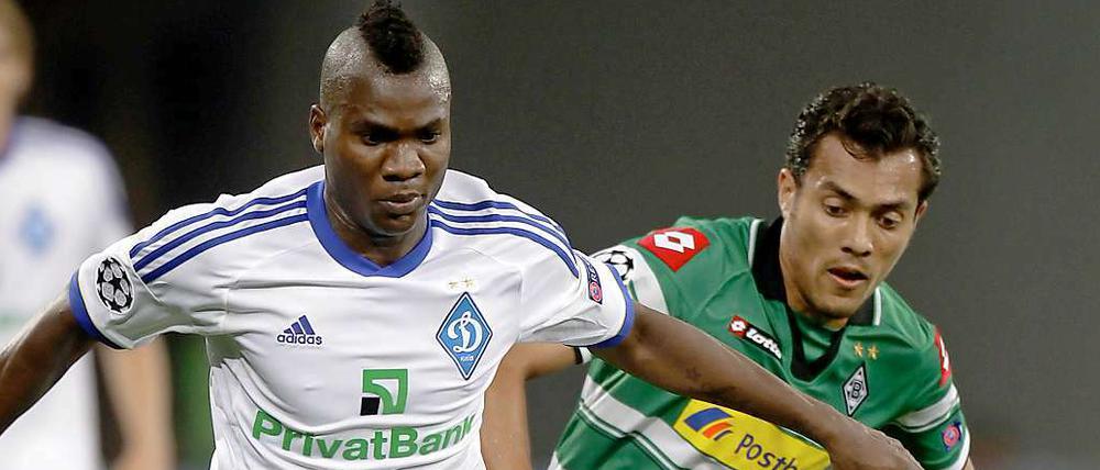 Ideye Brown (l.) und Juan Arango auf Augenhöhe - mit winzigem Vorteil für die Ukrainer.
