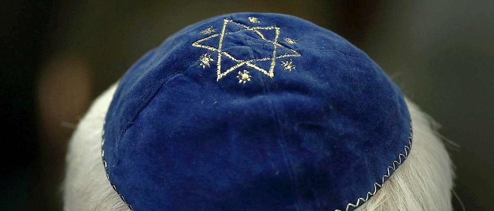 "Bist Du Jude?" wurde ein Kippa-tragender Mann am Dienstagabend in Friedenau gefragt - und dann zusammengeschlagen.