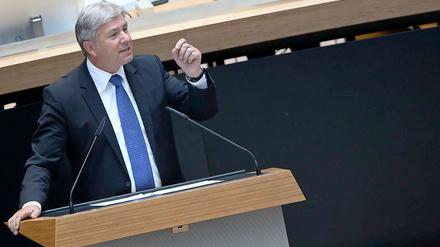 Klaus Wowereit (SPD) musste sich in der Aktuellen Stunde viel Kritik zum BER-Desaster anhören.