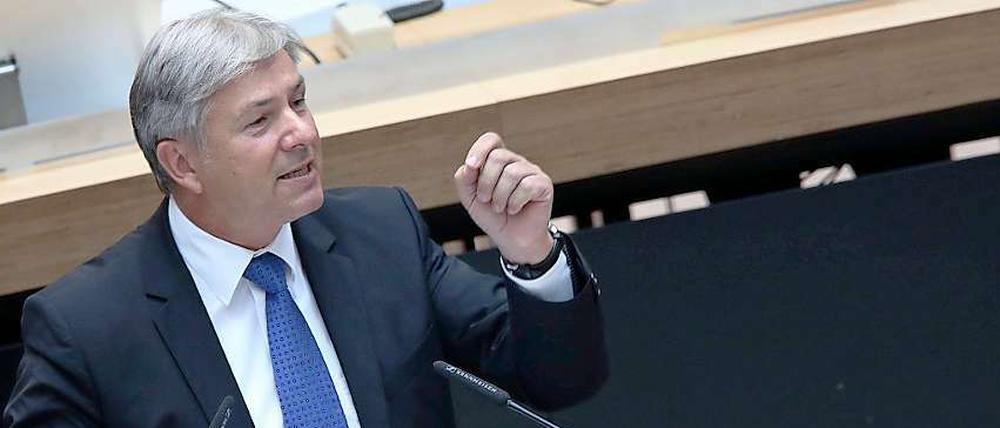 Klaus Wowereit (SPD) musste sich in der Aktuellen Stunde viel Kritik zum BER-Desaster anhören.