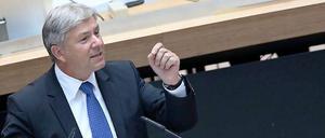 Klaus Wowereit (SPD) musste sich in der Aktuellen Stunde viel Kritik zum BER-Desaster anhören.