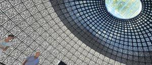 QR-Codes. Der Russe Sergej Tchoban stellt die Planungen für die Satellitenstadt Skolkovo vor. Sie sind nur per iPad zu lesen.
