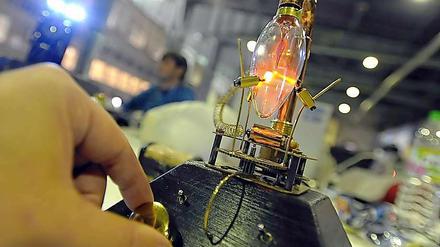 Geforscht wird auch außerhalb von Universitäten: Hier wird ein Plasma-Wirbler bei der Campus Party Europe, einem Treffen von jungen Bloggern und Programmierern in Berlin, ausprobiert.auszutauschen. Foto: Britta Pedersen dpa/lbn +++(c) dpa - Bildfunk+++