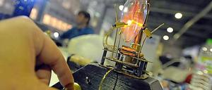 Geforscht wird auch außerhalb von Universitäten: Hier wird ein Plasma-Wirbler bei der Campus Party Europe, einem Treffen von jungen Bloggern und Programmierern in Berlin, ausprobiert.auszutauschen. Foto: Britta Pedersen dpa/lbn +++(c) dpa - Bildfunk+++