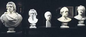 Genie mit vielen Gesichtern. Eine Vitrine mit Goethe-Büsten in der neuen Dauerausstellung „Lebensfluten – Tatensturm“ im Weimarer Nationalmuseum. Foto: Martin Schutt, dpa