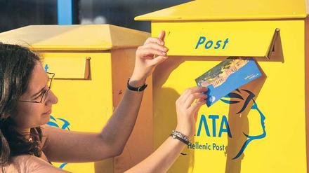 Und ab die Post. Wer griechische Grüße verschicken will, muss sich auf allerlei gefasst machen. Foto: Bodo Marks, picture-alliance