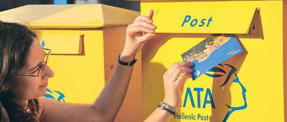 Und ab die Post. Wer griechische Grüße verschicken will, muss sich auf allerlei gefasst machen. Foto: Bodo Marks, picture-alliance