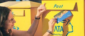 Und ab die Post. Wer griechische Grüße verschicken will, muss sich auf allerlei gefasst machen. Foto: Bodo Marks, picture-alliance