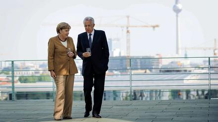 Schulterschluss gesucht. Bundeskanzlerin Angela Merkel und der italienische Ministerpräsident Mario Monti unterhalten sich auf der Terrasse des Bundeskanzleramts.