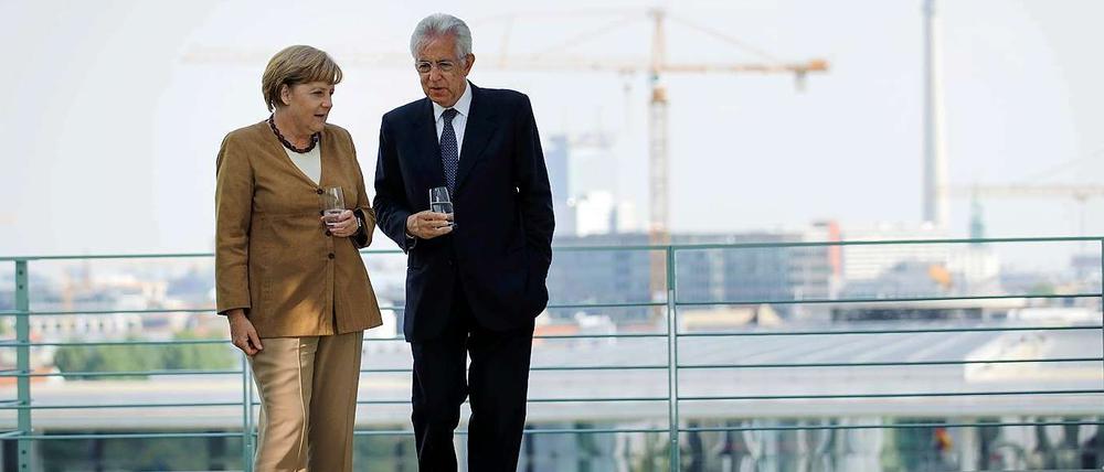 Schulterschluss gesucht. Bundeskanzlerin Angela Merkel und der italienische Ministerpräsident Mario Monti unterhalten sich auf der Terrasse des Bundeskanzleramts.