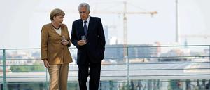 Schulterschluss gesucht. Bundeskanzlerin Angela Merkel und der italienische Ministerpräsident Mario Monti unterhalten sich auf der Terrasse des Bundeskanzleramts.