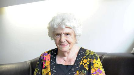 Sigrid Gorn kann sich per Tablet-PC Hilfe holen - und sei es zum Gardinenaufhängen.