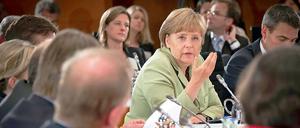 Bundeskanzlerin Angela Merkel diskutiert auf der Abschlussveranstaltung des Zukunftsdialogs im Kanzleramt über die Ergebnisse der Arbeitsgruppen.