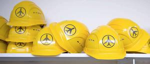 Es ist noch so viel zu tun - wenigstens die Bauhelme liegen bereit.