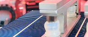 Präzisionsarbeit: Q-Cells beschäftigt 1550 Mitarbeiter. Foto: dpa