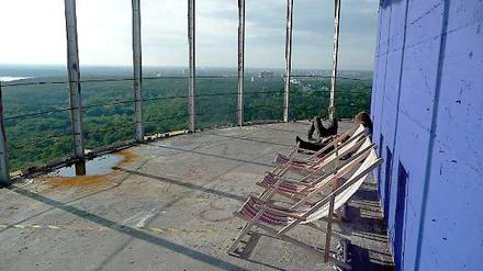 Entspannnung in der Ruine. Die Künstlerin und Fotografin Rotraud von der Heide zeigt ab 6. September in der Kommunalen Galerie Berlin, wie es heute auf dem Teufelsberg aussieht. Ihre Ausstellung wird am Donnerstag um 19 Uhr eröffnet und dauert bis zum 21. Oktober (Hohenzollerndamm 176 in Wilmersdorf, Eintritt frei; Di. bis Fr. 10-17 Uhr, Mi. bis 19 Uhr, Sonntag 11-17 Uhr). 