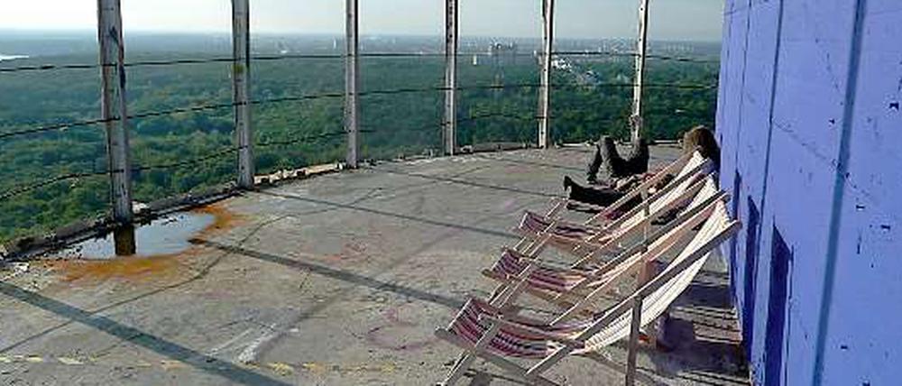 Entspannnung in der Ruine. Die Künstlerin und Fotografin Rotraud von der Heide zeigt ab 6. September in der Kommunalen Galerie Berlin, wie es heute auf dem Teufelsberg aussieht. Ihre Ausstellung wird am Donnerstag um 19 Uhr eröffnet und dauert bis zum 21. Oktober (Hohenzollerndamm 176 in Wilmersdorf, Eintritt frei; Di. bis Fr. 10-17 Uhr, Mi. bis 19 Uhr, Sonntag 11-17 Uhr). 