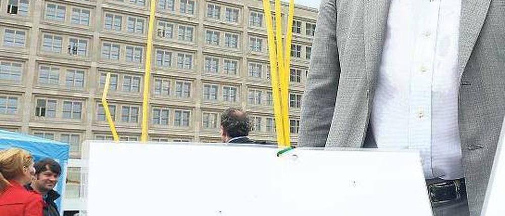 Einfach drauf losquatschen. Peter Bradley vom Speakers’ Corner Trust lädt zur freien Rede auf dem Alex ein. Foto: dpa/Pillick