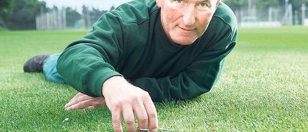 „Die werde ich meinen Mitarbeitern vorschlagen.“ Alan Cairncross preist beim Fototermin die Vorzüge der Nagelschere bei der Rasenpflege. Foto: Georg Moritz