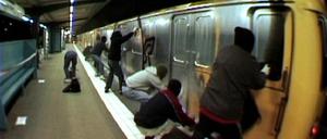 Szene aus der verbotenen Sprayer-Doku "Unlike U". Hat Berlin zu lasche Kontrollen, um solche Taten zu verhindern?