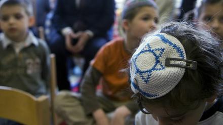 Jüdische Kita in Berlin. Viele Juden vermeiden das Tragen der Kippa in der Öffentlichkeit - aus Angst vor antisemitischen Angriffen.