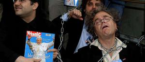 Protest von Mitgliedern der "Titanic"-Redaktion.