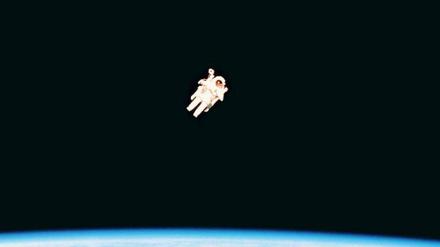 Völlig losgelöst. Wer einsam ist, der fühlt sich mitunter wie ein menschlicher Satellit, tausende Kilometer entfernt von jedem anderem Menschen. Foto: SciencePhotoLibrary