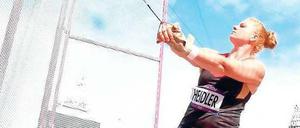 Ehrenrunde. Die Bronzemedaillengewinnerin von London, Betty Heidler, will in Berlin Werbung fürs Hammerwerfen betreiben.