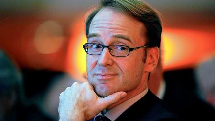 Bundesbank-Präsident Jens Weidmann hat sich als einziger im EZB-Rat offen gegen weitere Anleihekäufe gestemmt. Seiner Meinung nach geht die Notenbank zu weit, gefährdet mittelfristig stabile Preise, mildert den Reformdruck auf die Krisenstaaten.