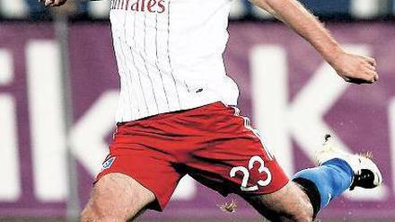 Hamburger Super-Verpflichtung? Van der Vaart kommt für geschätzte 13 Millionen Euro aus Tottenham. Frank Arnesen hilft’s wenig, der Transfer lief am Sportchef vorbei. Foto: dapd