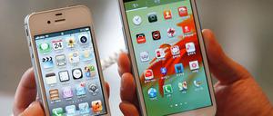 Apples iPhone 4Ss (li.) und Samsungs Galaxy S III. Von einem möglichen Verkaufsverbot wären auch Samsung-Handys der Galaxy-Serie betroffen, allerdings der älteren Variante SII.