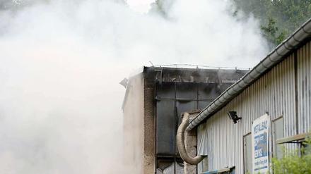 In Rauch aufgegangen: Der Qualm der vom brennenden Abfall in einer Lagerhalle in Prenzlauer Berg ausging, war weithin zu sehen - und zu riechen.