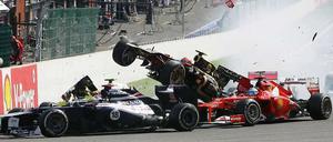 Williams-Pilot Pastor Maldonado (v.l.), Lotus-Pilot Romain Grosjean und Ferrari-Pilot Fernando Alonso waren bereits in der ersten Kurve in einen Unfall verwickelt.
