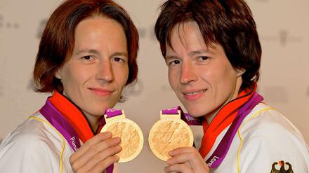 Carmen (l.) und Ramona Brussig posieren mit ihren Goldmedaillen im Deutschen Haus in London. Die Zwillingsschwestern hatten beide im Judo Gold gewonnen.