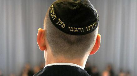 Der Überfall auf einen Rabbiner in Berlin hat eine Antisemitismus-Debatte ausgelöst.
