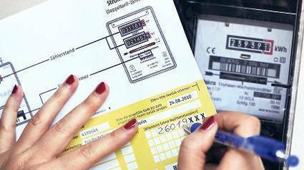 Steigende Strompreise. Nach Vergleichen des Verbandes Berlin-Brandenburgischer Wohnungsunternehmen fielen auch beim Strom die Steigerungen mit rund 4,5 Prozent (Brandenburg) bzw. 6,5 Prozent (Berlin) stärker aus als die Preisentwicklung (plus 2,4 %) . Foto: dpa
