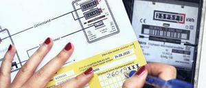 Steigende Strompreise. Nach Vergleichen des Verbandes Berlin-Brandenburgischer Wohnungsunternehmen fielen auch beim Strom die Steigerungen mit rund 4,5 Prozent (Brandenburg) bzw. 6,5 Prozent (Berlin) stärker aus als die Preisentwicklung (plus 2,4 %) . Foto: dpa