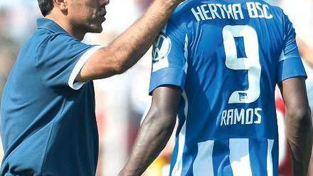 Ein freundlicher Klaps zum Abschied? Herthas Trainer Jos Luhukay ist innerlich auf den Wechsel von Adrian Ramos vorbereitet – begrüßen würde er ihn ganz sicher nicht. 