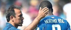 Ein freundlicher Klaps zum Abschied? Herthas Trainer Jos Luhukay ist innerlich auf den Wechsel von Adrian Ramos vorbereitet – begrüßen würde er ihn ganz sicher nicht. 