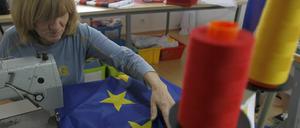 Näherin in Serbien. Die Volkswirtschaften der Westbalkanländer befinden sich im freien Fall. Trotzdem spricht sich mehr als die Hälfte der Südosteuropäer für einen EU-Beitritt aus.