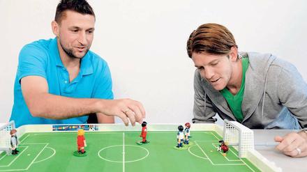 Torsten Mattuschka, 31, (links) spielt seit 2005 beim 1. FC Union. Der gebürtige Cottbuser stieg mit dem Klub aus Köpenick mehrmals auf. Peter Niemeyer, 28, steht seit 2010 bei Hertha BSC unter Vertrag. Der gebürtige Westfale erlebte in Berlin den Aufstieg und den Abstieg. Die Mannschaftskapitäne von Union und Hertha trafen sich beim Tagesspiegel zum Doppelinterview. Hier spielten sie das Derby schon einmal beim Tischfußball vor. Das Spielchen ging 0:0 aus, wobei sich Niemeyer als guter Torwart präsentierte.