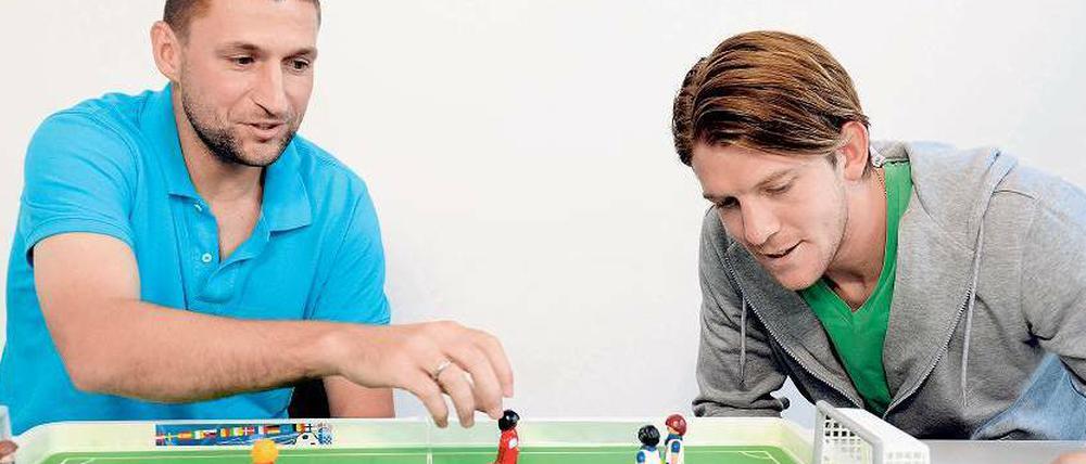 Torsten Mattuschka, 31, (links) spielt seit 2005 beim 1. FC Union. Der gebürtige Cottbuser stieg mit dem Klub aus Köpenick mehrmals auf. Peter Niemeyer, 28, steht seit 2010 bei Hertha BSC unter Vertrag. Der gebürtige Westfale erlebte in Berlin den Aufstieg und den Abstieg. Die Mannschaftskapitäne von Union und Hertha trafen sich beim Tagesspiegel zum Doppelinterview. Hier spielten sie das Derby schon einmal beim Tischfußball vor. Das Spielchen ging 0:0 aus, wobei sich Niemeyer als guter Torwart präsentierte.