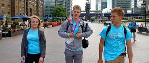 Zurück bei den Kollegen: Schülerreporter Benjamin Scholz (M.) mit Keri Trigg (l.) und George Simonds von der "Paralympics Post" vor dem Museum of London Docklands, West India Quay in London.