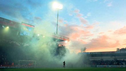 Welchem Verein dämmert es heute? Sowohl Hertha als auch Union, hier ein Bild vom letzten Derby 2010, brauchen im Stadion An der Alten Försterei einen Sieg.