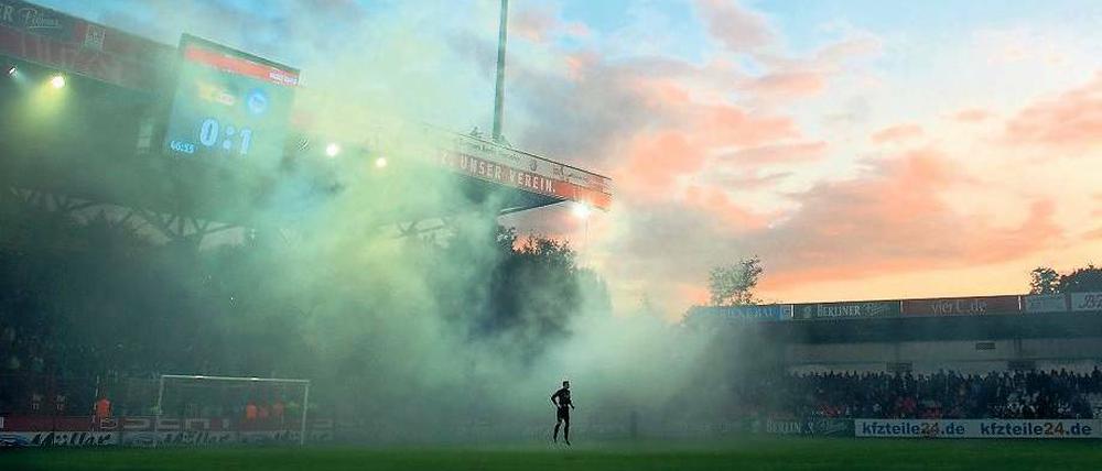 Welchem Verein dämmert es heute? Sowohl Hertha als auch Union, hier ein Bild vom letzten Derby 2010, brauchen im Stadion An der Alten Försterei einen Sieg.