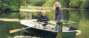 Grunewald-Loreley. Viola Hügerich, hier im Boot mit Jürgen Hänig vom Anglerverein Wilmersdorf, hatte vor zwei Jahren die Idee zur Wasserpflanzen-Aktion.